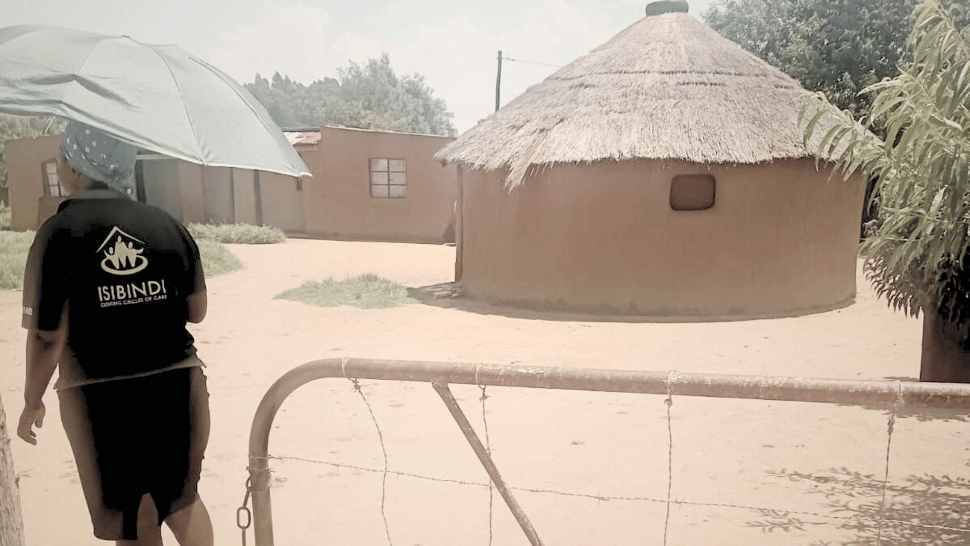 Mitarbeiterin auf dem Weg zur Umfrage in Zulu Dorf
