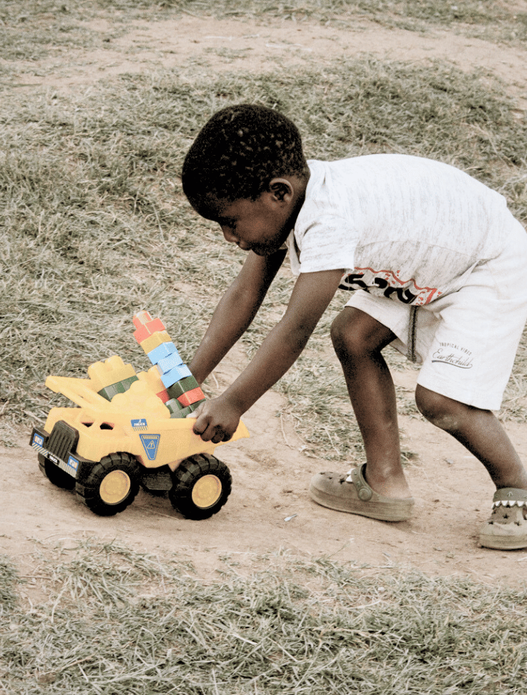 Besorge Spielzeug für kindliche Förderung