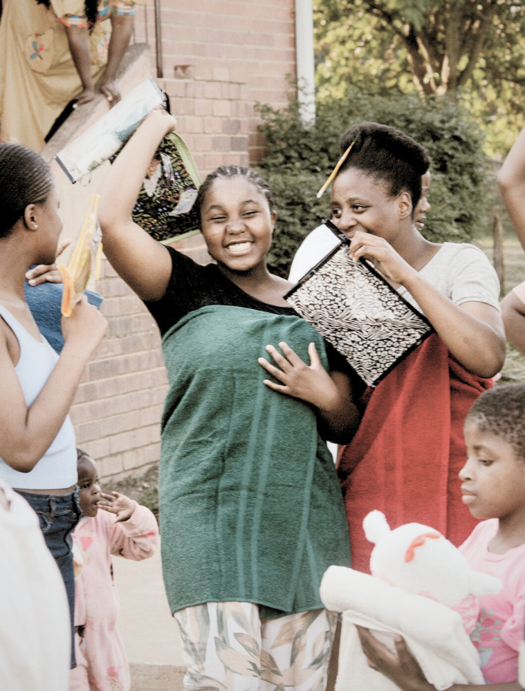 Unterstütze ROOTS & BRIDGES