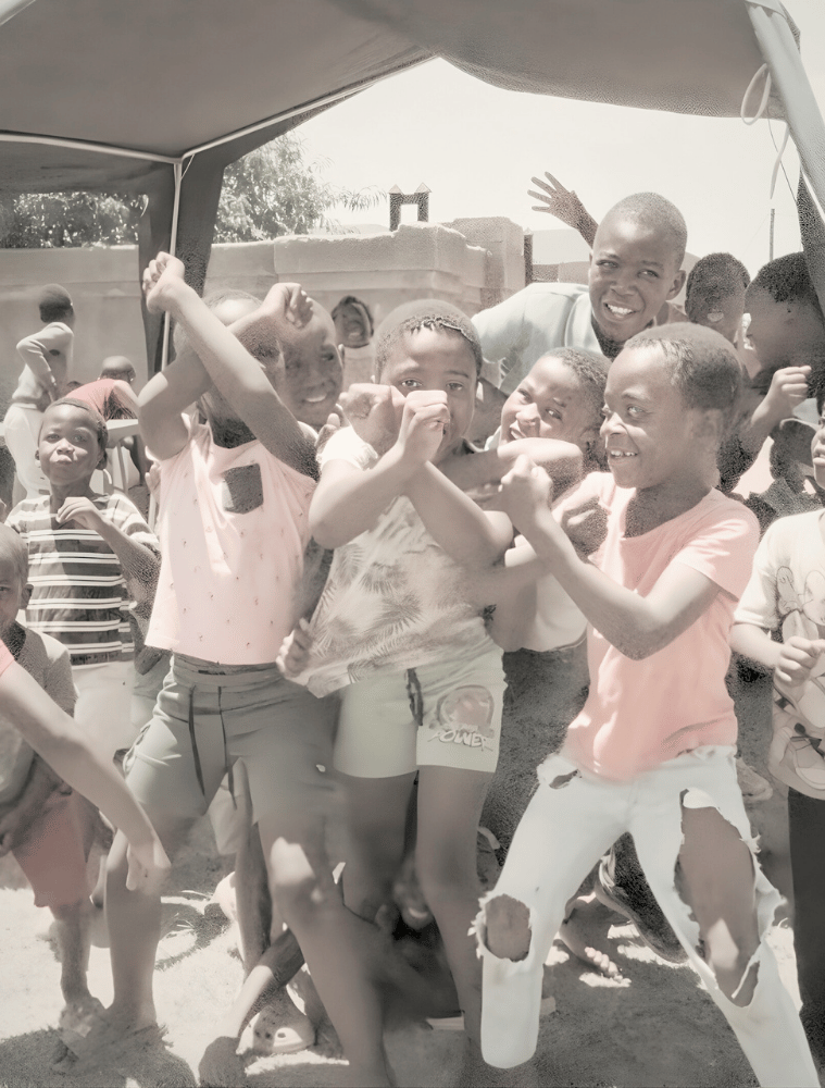 Unterstütze ROOTS & BRIDGES