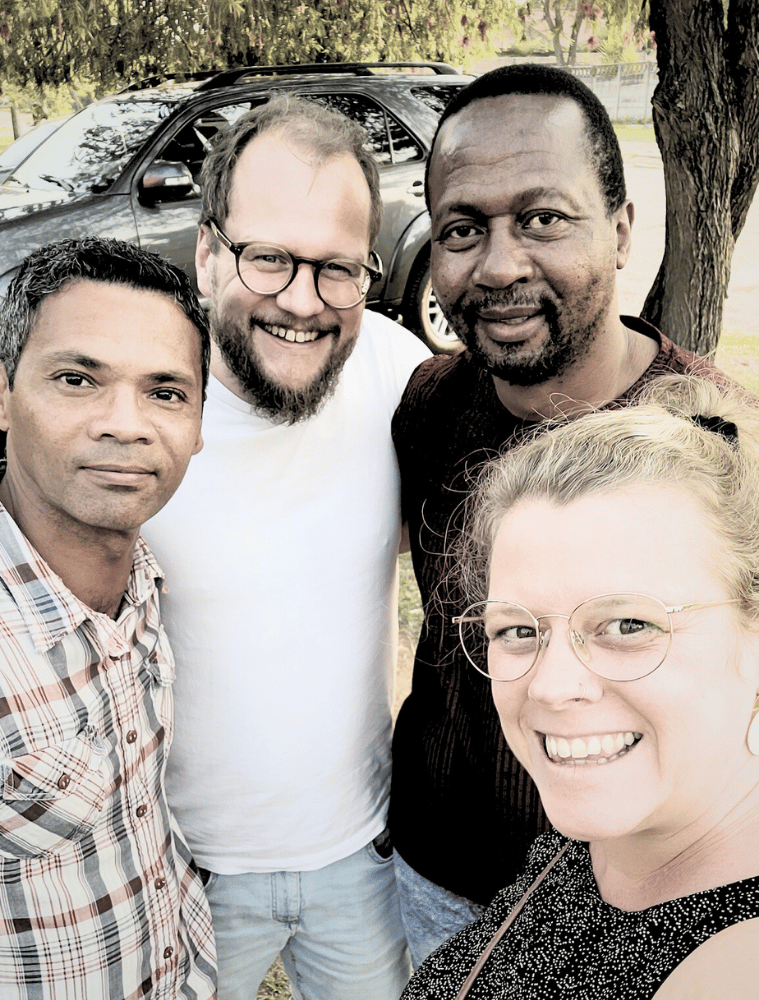 Unterstütze ROOTS & BRIDGES